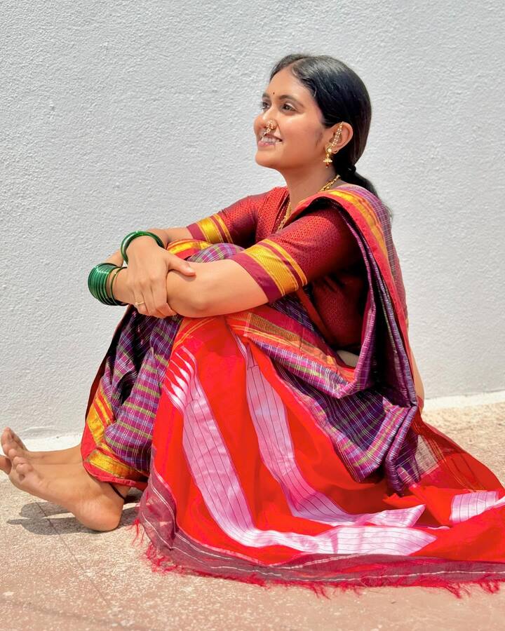 वेगवेगळ्या पद्धतीच्या साड्या नेसून रिंकू त्याचे फोटो सोशल मीडियावर टाकत असते.