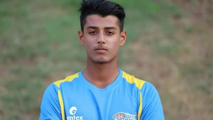 आईपीएल मेगा ऑक्शन में पंजाब किंग्स ने सूर्यांश शेडगे को अपनी टीम का हिस्सा बनाया. इससे पहले सैयद मुश्ताक अली ट्रॉफी में सूर्यांश शेडगे ने 252 की स्ट्राइक रेट से रन बटोरे. इसके अलावा उन्होंने 8 विकेट लिए. सैयद मुश्ताक अली ट्रॉफी के फाइनल में सूर्यांश शेडगे ने 15 गेंदों पर 36 रन नॉटआउट बनाए थे. उन्होंने अपनी इनिंग में 3 चौके और 3 छक्के जड़े थे.