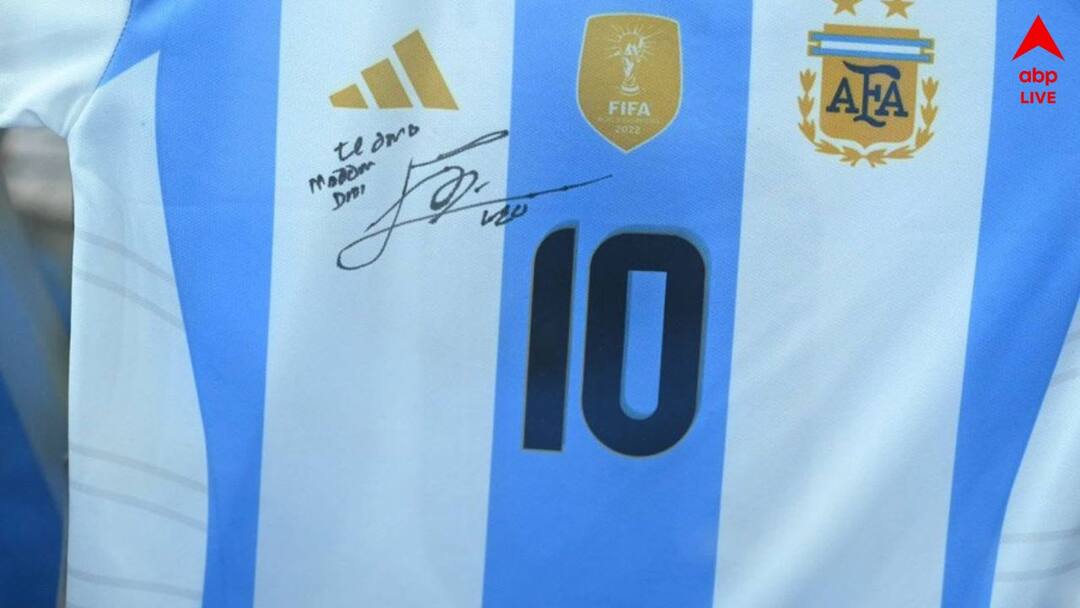 Mamata Banerjee receives jersey signed by football legend Lionel Messi shares image on x handle Mamata Banerjee: 'মেসির সই-করা জার্সি পেলাম', উচ্ছ্বসিত মমতা সোশাল মিডিয়ায় লিখলেন...
