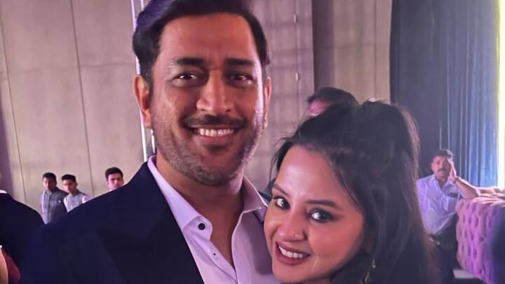 ধোনি জানিয়েছেন, তাঁর ক্রিকেট ম্যাচ থাকলে জীভাকে বেশিরভাগ সময় সঙ্গে নিয়েই যেতেন। মাত্র ২ মাস বয়স থেকে জীভাকে নিয়ে ঘুরছেন বলে মেয়েও অনেক বেশি পরিণত।