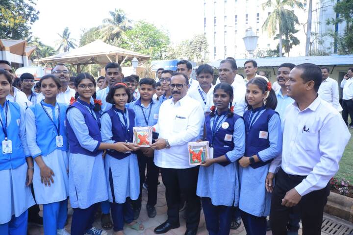 आश्रमशाळेतील विद्यार्थ्यांचा सर्वांगीण विकास व्हावा, त्यांनी शिक्षणाच्या माध्यमातून स्वतःची व कुटुंबाची प्रगती साधत राष्ट्राच्या भल्यासाठी सकारात्मक योगदान देणारे सक्षम नागरिक बनावेत, हा शासनाचा प्रयत्न आहे असेही ते यावेळी म्हणाले.