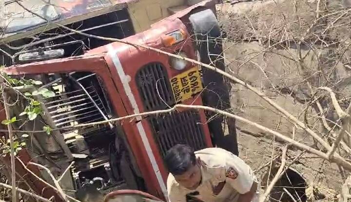 मुरबाड एसटी स्टँडवरुन शहापूरला जाणाऱ्या बसचा कुडवली गावाजवळील एका वळणावर अपघात झाला आहे.