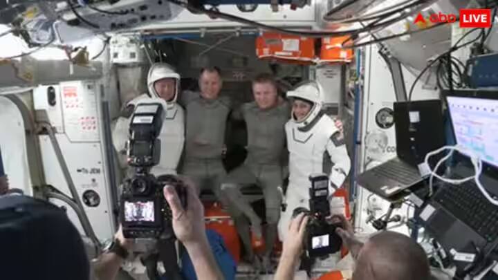 બધા જાણે છે કે અવકાશમાં ગુરુત્વાકર્ષણ નથી, જેના કારણે ત્યાંની દરેક વસ્તુ હવામાં લટકતી રહે છે. પરંતુ જ્યારે અવકાશયાત્રીઓ પૃથ્વી પર આવે છે, ત્યારે તેમને ગુરુત્વાકર્ષણ સાથે સમાયોજિત થવામાં સમય લાગે છે.