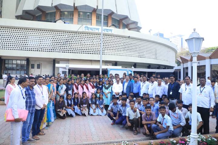 यावेळी इतर मागास बहुजन कल्याण, दुग्धविकास व अपारंपरिक ऊर्जा विभागाचे मंत्री अतुल सावे यांनी विद्यार्थ्यांशी संवाद साधला. त्यांनी शासनाच्या प्रयत्नांविषयी माहिती विद्यार्थ्यांना देताना विधिमंडळाचे कामकाज सांगितले.