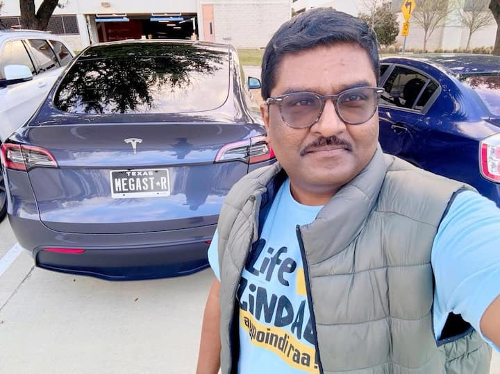 మెగాస్టార్ ఫ్యాన్స్ ఇండియాలో మాత్రమే కాదు... అమెరికాలోనూ ఉన్నారు. అందుకు బెస్ట్ ఎగ్జాంపుల్ ఇది. ఈ ఫోటోలో ఉన్న వ్యక్తి పేరు డాక్టర్ ఇస్మాయిల్ సుహైల్ పెనుకొండ. ఆయన మెగాస్టార్ చిరంజీవికి డై హార్డ్ ఫ్యాన్. 