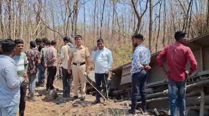 धावत्या बसचे पाठ हे अचानक तुटल्याने चालकाचे बसवरील नियंत्रण सुटल्याने हा अपघात झाल्याचे सांगण्यात आले .