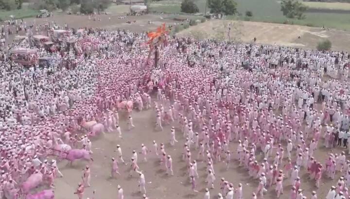 साताऱ्याच्या बावधन गावातील बगाड यात्रेला सोनेश्वर मंदिरापासून मोठ्या उत्साहात सुरुवात झाली आहे.