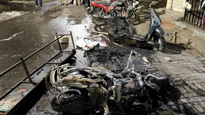 हिंसा के मामले में पुलिस ने अब तक 6 FIR दर्ज की हैं. 50 से ज्यादा लोगों को गिरफ्तार किया गया है. पुलिस की FIR में 1200 से ज्यादा लोगों के नाम हैं. पुलिस हिंसा वाली जगह पर लगे सीसीटीवी से फुटेज निकालकर दंगाईयों की पहचान करने में जुटी है.