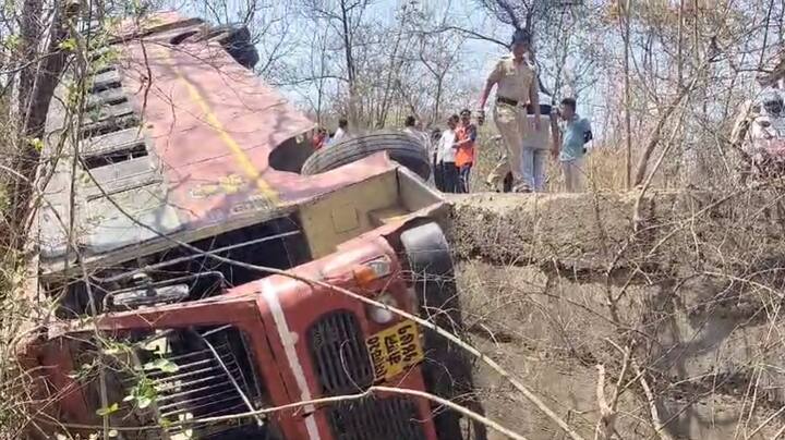 एसटी बसच्या चालकाचे नियंत्रण सुटल्याने 70 प्रवाशांना घेऊन जाणारी एसटी रस्त्याच्या बाजूच्या खड्ड्यात पलटी झाली .