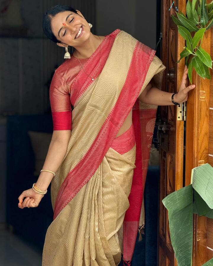 लाल काठ असलेली ही साडी  रिंकूवर खूपच खुलून दिसत आहे.