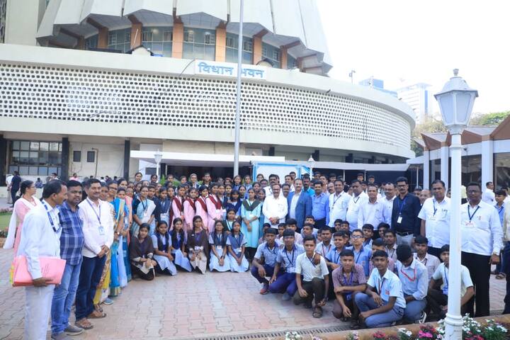 राज्यात इतर मागास बहुजन कल्याण विभागाच्या माध्यमातून मुलांना शिक्षणाच्या मुख्य प्रवाहात आणण्यासाठी अनेक आश्रमशाळा चालवल्या जातात. याच उपक्रमांतर्गत पुणे विभागातील पाच जिल्ह्यांतील 56 मुली आणि 44 मुलांनी विधानसभेचे प्रत्यक्ष कामकाज पाहिले.