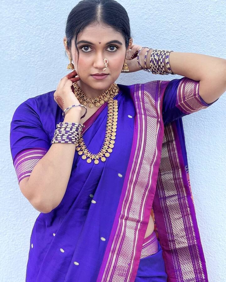 नथीचा नखरा करत रिंकूने नेसलेली ही पैठणी खूपच सुंदर दिसत आहे.