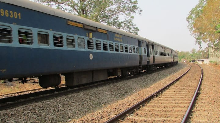 कुछ रेलवे हार्डलॉक नट का इस्तेमाल करते हैं, जो वाइब्रेशन के कारण नट्स के ढीलेपन को रोकने के लिए डिजाइन किए गए हैं.