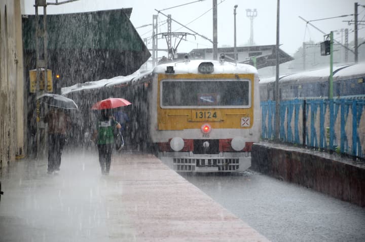 ২০ মার্চ বৃহস্পতিবার বাঁকুড়া, ঝাড়গ্রাম, পশ্চিম মেদিনীপুর, হুগলি ও পূর্ব বর্ধমানে বৃষ্টি বেশি হবার সম্ভাবনা। বিক্ষিপ্ত বৃষ্টি সব জেলাতেই।
