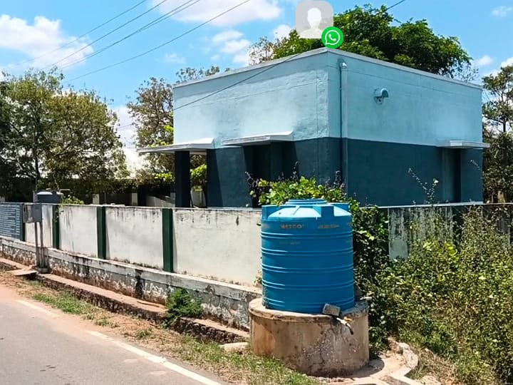 பள்ளி கழிவறையை சுத்தம் செய்த மாணவிகள்; தலைமை ஆசிரியை சஸ்பெண்ட்