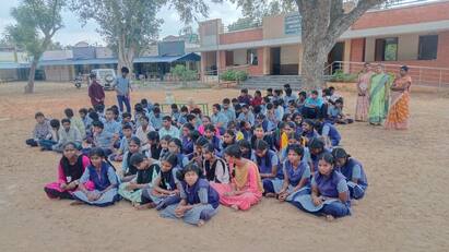Thanjavur news school students protest against warden transfer tnn எங்களுக்கு அவங்கதான் வேணும்... போராட்டக்களத்தில் இறங்கிய மாணவ, மாணவிகள் - எதற்காக தெரியுமா?