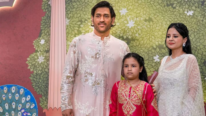 ধোনি জানিয়েছেন, স্কুলে যেতে ভীষণ ভালবাসে জীভা। ধোনির কথায়, 'ওকে যদি কোনও স্কুল ভ্যাকেশনের আগে বলি, কয়েকদিন আগে ছুটি নিয়ে চল লম্বা কোথাও বেরিয়ে আসি, ও বলে না, আমি স্কুল শেষ করেই যাব।'