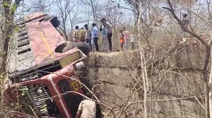 जखमी प्रवाशांना मुरबाड ग्रामीण  रुग्णालयात उपचारासाठी दाखल करण्यात आले आहे.