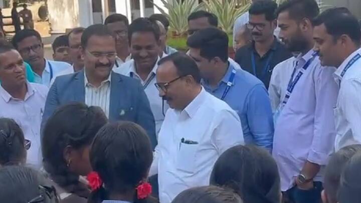 पुण्यातील तांडा, वाड्या-वस्त्यावरील या विद्यार्थ्यांनी आज राज्य विधिमंडळाच्या कामकाजाचा थेट अनुभव घेण्याची संधी मिळाली. यावेळी, त्यांच्या चेहऱ्यावरील आनंद वेगळाचा होता.