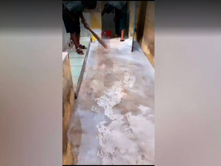 karur school girls toilet cleaning head master suspend tnn பள்ளி கழிவறையை சுத்தம் செய்த மாணவிகள்; தலைமை ஆசிரியை சஸ்பெண்ட்
