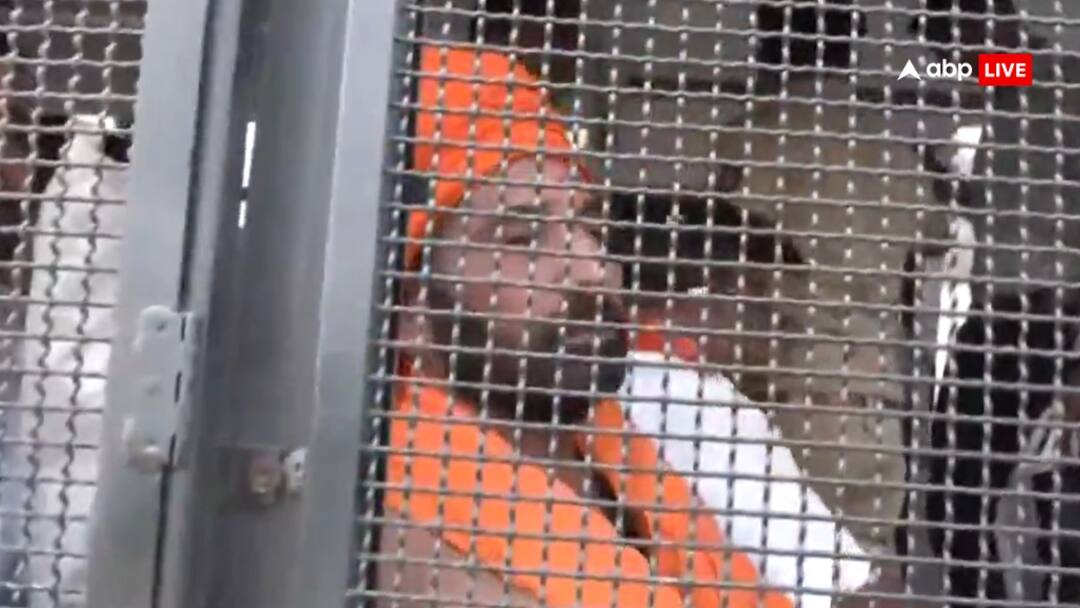 aurangzeb tomb dispute: Vishwa Hindu Parishad and Bajrang Dal workers surrender in maharashtra औरंगजेब कब्र विवाद: विश्व हिन्दू परिषद और बजरंग दल के कार्यकर्ताओं का सरेंडर, पुलिस ने दर्ज की थी FIR