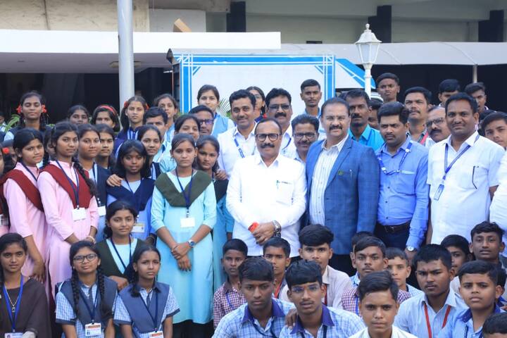 या भेटीअगोदर विद्यार्थ्यांनी सकाळच्या सत्रात छत्रपती शिवाजी महाराज वस्तुसंग्रहालयाला भेट दिली. ही भेट विद्यार्थ्यांसाठी संस्मरणीय आणि प्रेरणादायी ठरली, असे उपस्थित शिक्षक व विद्यार्थ्यांनी सांगितले