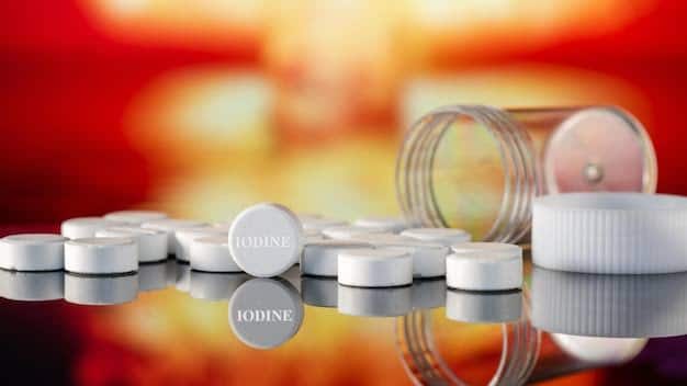 स्टेरॉयड एक तरह के एंटी-इंफ्लेमेटरी ड्रग्स (Anti-Inflammatory Drugs) होते हैं, जो शरीर में सूजन और एलर्जी को कम करने में मदद करते हैं. इसे अस्थमा और एलर्जी, गंभीर त्वचा रोग, गठिया (Arthritis), जोड़ों की सूजन, ऑटोइम्यून डिजीज, आंखों की सूजन में इस्तेमाल होता है. स्टेरॉयड टेबलेट, इंजेक्शन, क्रीम और आई ड्रॉप्स के तौर पर इस्तेमाल होता है लेकिन इसका लंबे समय तक या बिना डॉक्टर की सलाह के इस्तेमाल करने से गंभीर आंखों की बीमारियां हो सकती हैं.