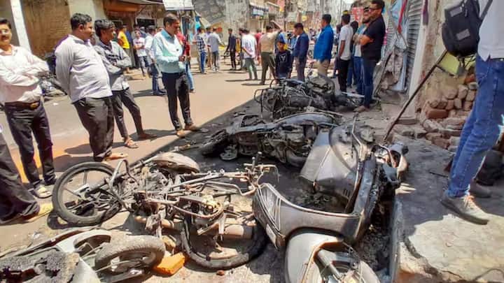 नागपुर के 10 थाना क्षेत्रों में अभी भी कर्फ्यू लगा हुआ है. बताया जा रहा है कि औरंगजेब की मजार के खिलाफ विरोध प्रदर्शन के बाद ये तनाव बढ़ा.