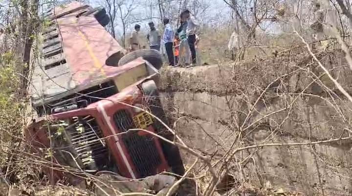 या अपघातात सुदैवाने कोणतीही जीवित हानी झालेली नसली तरी 35 प्रवासी जखमी झाले आहेत .