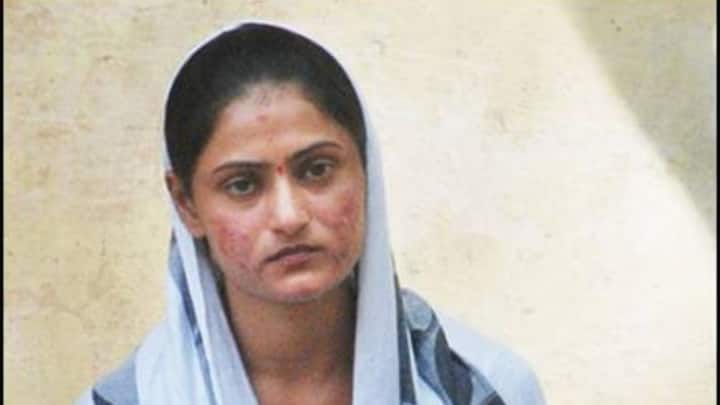 इंदौर में एक नेहा वर्मा नाम की महिला ने एक ही परिवार के तीन लोगों की हत्या करके सभी को चौंका दिया था. वो घर में ब्यूटीशियन बनकर घुसी थी और फिर अपने बॉयफ्रेंड और एक शख्स के साथ मिलकर हत्या की प्लानिंग की थी. तीनों को मौत की सजा मिली थी.
