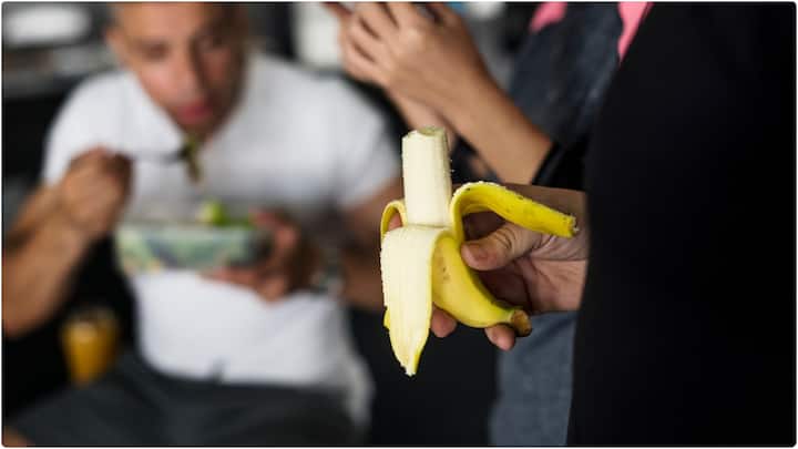 అరటి పండ్లలో ఐరన్, పొటాషియం, కాల్షియం, జింక్, భాస్వరం మూలకాలు ఉంటాయి. వీటిలోని పోషకాలు ఆరోగ్యానికి ఎన్నో ప్రయోజనాలు అందిస్తాయి.