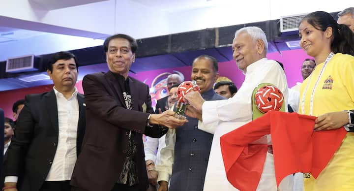 मुख्यमंत्री नीतीश कुमार ने गुरुवार (20 मार्च, 2025) को पाटलिपुत्र खेल परिसर में सेपकटकरा वर्ल्ड कप 2025 का शुभारंभ किया. मुख्यमंत्री ने खिलाड़ियों से मुलाकात कर उन्हें शुभकामनाएं दी.