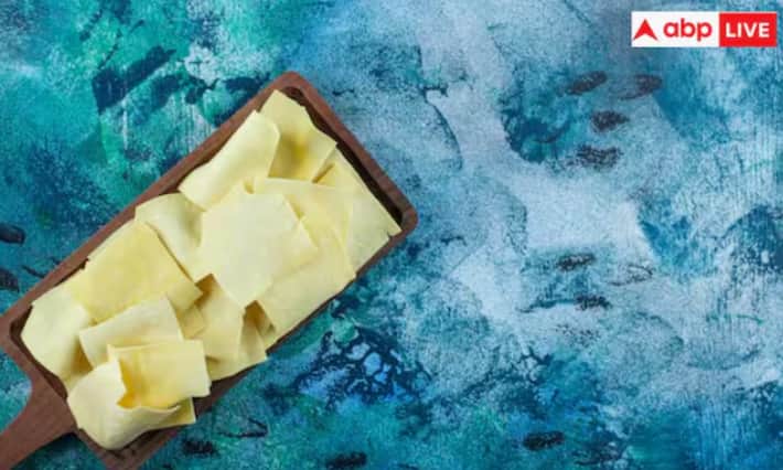 ਇਹ ਜਿਗਰ ਲਈ ਵੀ ਬਹੁਤ ਫਾਇਦੇਮੰਦ ਹੈ। ਇਹ ਸਰੀਰ ਵਿੱਚ ਹੋ ਰਹੀਆਂ ਹਾਰਮੋਨਲ ਤਬਦੀਲੀਆਂ ਨੂੰ ਵੀ ਸੰਤੁਲਿਤ ਕਰਦਾ ਹੈ। ਇਸ ਤੋਂ ਇਲਾਵਾ, ਮੱਖਣ ਵਿੱਚ ਲੇਸੀਥਿਨ ਵੀ ਹੁੰਦਾ ਹੈ ਜੋ ਕੋਲੈਸਟ੍ਰੋਲ ਦੇ ਸਿਹਤਮੰਦ ਮੈਟਾਬੋਲਿਜ਼ਮ ਨੂੰ ਯਕੀਨੀ ਬਣਾਉਂਦਾ ਹੈ। ਅਸੀਂ ਅਣਜਾਣੇ ਵਿੱਚ ਬਿਸਕੁਟ, ਬੇਕਰੀ ਆਈਟਮਸ ਜਾਂ ਕੋਈ ਹੋਰ ਸਨੈਕਸ ਜਿਵੇਂ ਐਨਹੈਲਥੀ ਫੈਟ ਖਾਂਦੇ ਹਾਂ, ਜਿਸ ਕਾਰਨ ਸਾਡੇ ਸਰੀਰ ਵਿੱਚ ਐਨਹੈਲਥੀ ਫੈਟ ਜਮ੍ਹਾ ਹੋਣ ਲੱਗ ਜਾਂਦੇ ਹਨ।