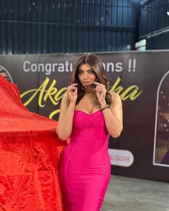 आकांक्षा पुरी ने खरीदी करोड़ों की लग्जरी कार, फैंस के साथ शेयर की तस्वीरें, यूजर्स बोले - ‘खेसारी भैया का कमाल है’