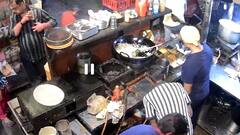 रेस्टोरेंट में खाना खाने के बाद ग्राहक ने चुराया चिमटा और बेलन, CCTV में कैद हुआ चोरी की घटना