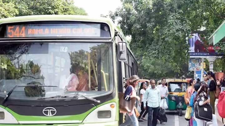 जिनमें महिलाओं के लिए बसों में फ्री सफर, और 200 यूनिट बिजली फ्री, बुजुर्गों के लिए पेंशन इस तरह की कई सारी योजनाएं शामिल हैं. अब दिल्ली वासियों के मन में यह सवाल आ रहा है कि दिल्ली में सरकार बदलने के बाद फ्री यात्रा स्कीम चल रही है या नही.