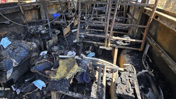 या घटनेमध्ये कंपनीतील चार कर्मचाऱ्यांचा होरपळून मृत्यू झाला. टेम्पो ट्रॅव्हल्स देखील जळून खाक झाली आहे. व्योमा ग्राफिक्स कंपनीचे एकूण 14 कर्मचारी या टेम्पोमध्ये प्रवास करत होते.