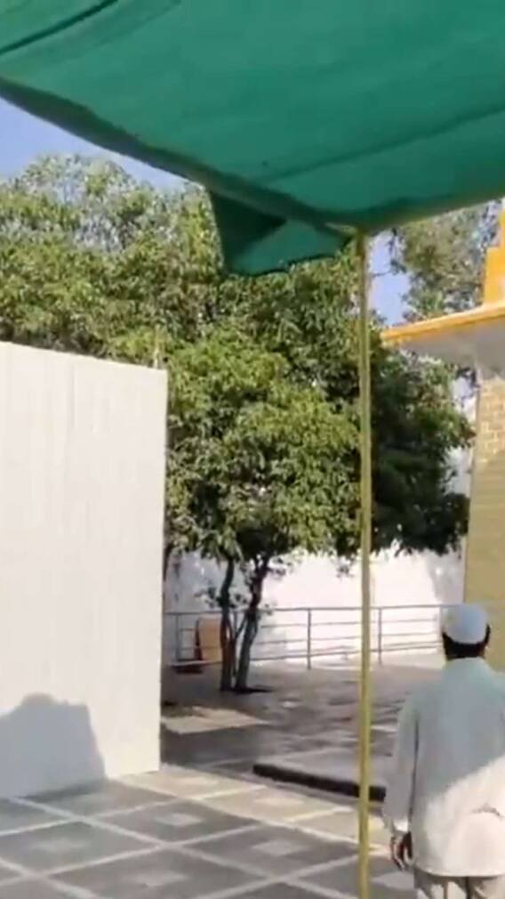 औरंगजेब के मकबरे के पास सुरक्षा कड़ी, लोहे की दीवारें लगाकर प्रवेश पर लगाई रोक