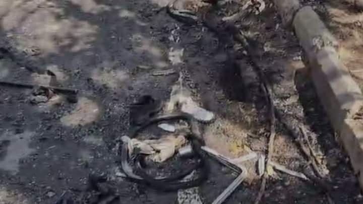 त्या जळालेल्या टेम्पो ट्रॅव्हल्सच्या एका कोपऱ्यात एक स्टीलचा डबा पडलेला होता. त्याचं झाकण अर्धवट उघडलेलं दिसत होतं.