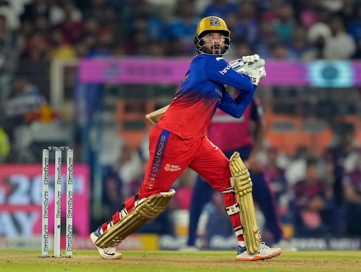 इस बार दोनों ही टीमों ने अपना कप्तान बदला है. आरसीबी की कप्तानी रजत पाटीदार करेंगे. बता दें कि पिछले साल फॉफ डु प्लेसिस टीम के कप्तान थे. वहीं अजिंक्य रहाणे केकेआर के कप्तान होंगे. 2024 में श्रेयस अय्यर ने टीम की कमान संभाली थी.