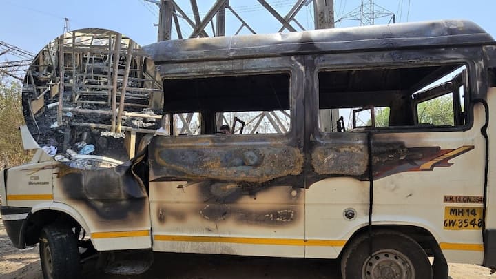 पुणे शहरातील हिंजवडी परिसरामध्ये एका कंपनीच्या कर्मचाऱ्यांना घेऊन जाणाऱ्या टेम्पो ट्रॅव्हल्सला अचानक भीषण आग लागल्याची घटना काल (बुधवारी, ता-20) सकाळी 8 वाजण्याच्या सुमारास घडली आहे.