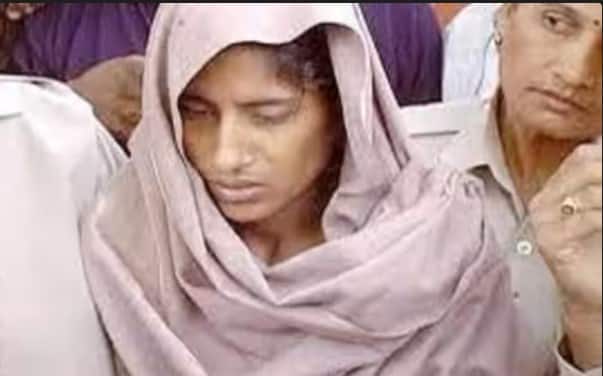 ਭਾਰਤ ਵਿੱਚ ਵੀ ਬਹੁਤ ਸਾਰੀਆਂ ਅਜਿਹੀਆਂ ਜ਼ਾਲਮ ਔਰਤਾਂ ਹੋਈਆਂ ਹਨ ਜਿਨ੍ਹਾਂ ਨੇ ਮਰਦਾਂ ਨੂੰ ਵੀ ਪਿੱਛੇ ਛੱਡ ਦਿੱਤਾ ਹੈ। ਅੱਜ ਅਸੀ ਤੁਹਾਨੂੰ ਉਨ੍ਹਾਂ ਖਤਰਨਾਕ ਔਰਤਾਂ ਬਾਰੇ ਦੱਸਣ ਜਾ ਰਹੇ ਹਾਂ। ਅਮਰੋਹਾ ਦੇ ਬਾਵਨਖੇੜੀ ਪਿੰਡ ਵਿੱਚ 14-15 ਅਪ੍ਰੈਲ 2008 ਨੂੰ ਇੱਕੋ ਪਰਿਵਾਰ ਦੇ ਸੱਤ ਮੈਂਬਰਾਂ ਦੀ ਬੇਰਹਿਮੀ ਨਾਲ ਹੱਤਿਆ ਕਰ ਦਿੱਤੀ ਗਈ ਸੀ। ਇਸ ਮਾਮਲੇ ਵਿੱਚ, ਸ਼ਬਨਮ ਦਾ ਨਾਮ ਸਾਹਮਣੇ ਆਇਆ, ਜੋ ਇਸ ਪਰਿਵਾਰ ਵਿੱਚ ਇਕਲੌਤੀ ਧੀ ਸੀ। ਉਸਨੇ ਆਪਣੇ ਪ੍ਰੇਮੀ ਨਾਲ ਮਿਲ ਕੇ ਇਸ ਘਟਨਾ ਨੂੰ ਅੰਜਾਮ ਦਿੱਤਾ ਸੀ।