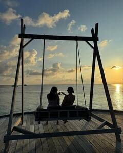 51 की उम्र में पिंक बिकिनी पहनकर बीच पर इठलाईं टिस्का चोपड़ा, मालदीव से शेयर की खूबसूरत तस्वीरें