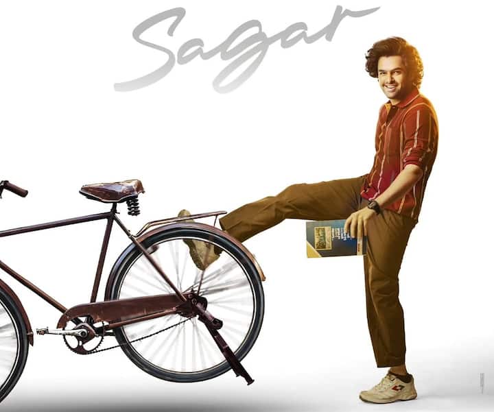 'ఆంధ్రా కింగ్ తాలూకా' టైటిల్ ఇంకా అఫీషియల్ గా అనౌన్స్ చేయలేదు. ఈ సినిమాలో సాగర్ రోల్ చేశారు రామ్ పోతినేని.