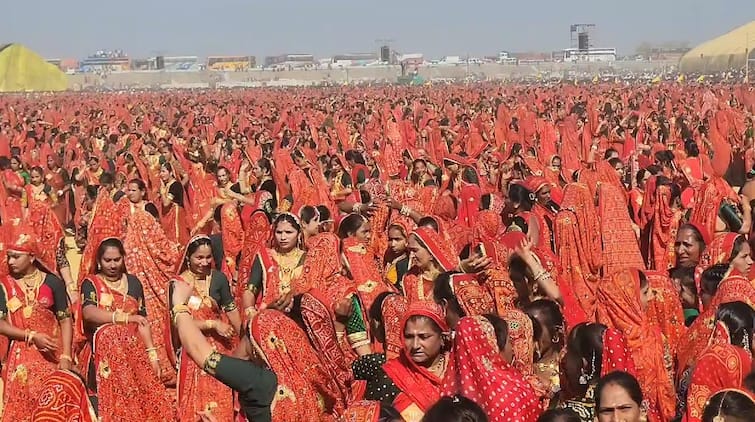 More than 75000 sisters from Maldhari community created a record by playing Hoodo Raas Bhavnagar:  માલધારી સમાજની 75 હજારથી વધુ દીકરીઓએ ગોપી હુડો રાસ રમીને બનાવ્યો વિશ્વ રેકોર્ડ