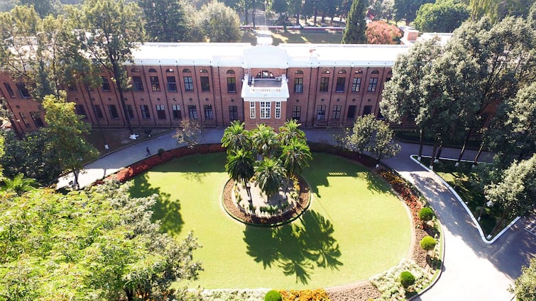 Most Expensive School in Dehradun know the Fees structure admission process Rajiv Gandhi and Rahul Gandhi Studied here ​जहां पढ़े राजीव-राहुल गांधी, उस स्कूल की फीस जानकर रह जाएंगे दंग!