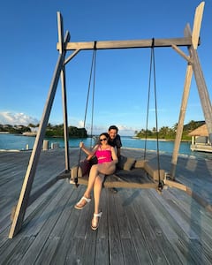 51 की उम्र में पिंक बिकिनी पहनकर बीच पर इठलाईं टिस्का चोपड़ा, मालदीव से शेयर की खूबसूरत तस्वीरें