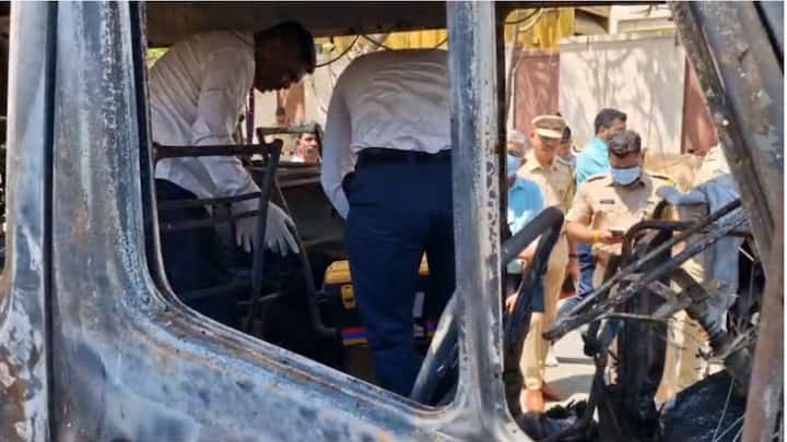 त्या कोळशाखाली अर्धवट जळलेले कपडे, चपला, जेवणाचे डबे, आणि बसला आग लागलेल्यानंतर जीव वाचवण्यासाठी अखेरच्या क्षणी झगडल्याच्या खुणा त्याठिकाणी दिसून येत आहे.