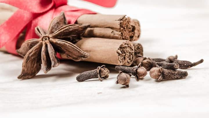 ঠান্ডা লাগলে লবঙ্গ চেবালে গলার জমা কফ সহজে বেরিয়ে আসতে পারে। এর ব্যাকটেরিয়া-রোধী গুণ সর্দি ও কাশি থেকে রেহাই দেয়। বিভিন্ন গবেষণায় এও উঠে এসেছে, ব্লাড সুগার নিয়ন্ত্রণে রাখতে লবঙ্গের ভূমিকা উল্লেখযোগ্য।  তথ্যসূত্র - আই এ এন এস