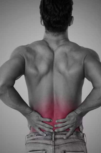 ਪਿੱਠ ਦਰਦ ਦੇ ਵੱਖ-ਵੱਖ ਕਾਰਣ ਹੋ ਸਕਦੇ ਹਨ, ਜਿਵੇਂ ਕਿ ਗਲਤ ਪੋਸਚਰ, ਭਾਰੀ ਸਮਾਨ ਚੁੱਕਣਾ, ਮਾਸਪੇਸ਼ੀਆਂ ਦੀ ਕਮਜ਼ੋਰੀ ਜਾਂ ਹੱਡੀਆਂ ਦੀ ਕੋਈ ਸਮੱਸਿਆ। ਇਸ ਦੇ ਇਲਾਜ ਲਈ ਠੀਕ ਬੈਠਣ-ਚਲਣ ਦੀ ਆਦਤ, ਨਿਯਮਿਤ ਕਸਰਤ ਅਤੇ ਜ਼ਰੂਰੀ ਪੋਸ਼ਕ ਤੱਤ ਲੈਣਾ ਮਹੱਤਵਪੂਰਨ ਹੁੰਦਾ ਹੈ। ਜੇਕਰ ਦਰਦ ਲੰਬਾ ਚਲਦਾ ਹੈ ਜਾਂ ਵਧਦਾ ਜਾਂਦਾ ਹੈ ਤਾਂ ਡਾਕਟਰੀ ਸਲਾਹ ਲੈਣੀ ਚਾਹੀਦੀ ਹੈ।